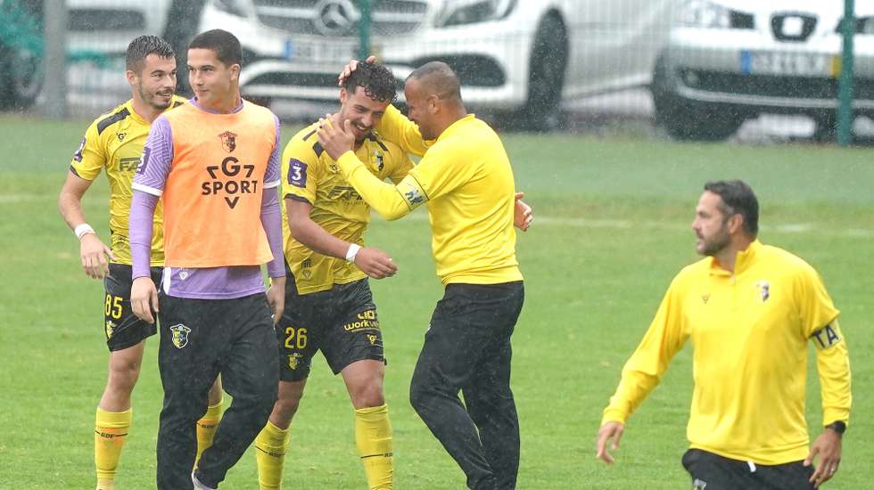 O jogador do Fafe João Batista (C) festeja um golo contra o Moreirense durante o jogo de futebol da 3.ª eliminatória da Taça de Portugal, disputado no Estádio Municipal de Fafe, 19 de outubro de 2025. HUGO DELGADO/LUSA