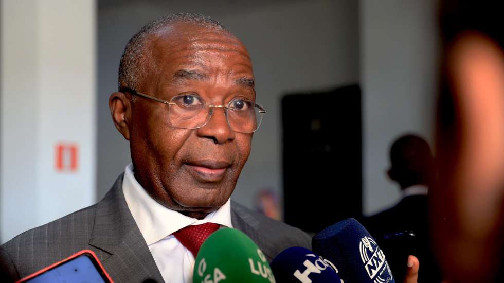 O antigo primeiro-ministro de Angola, Marcolino Moco, fala aos jornalistas durante a primeira reunião ordinária da comissão diretiva provisória do PRA JA Servir Angola, que decorreu em Viana, Luanda, 23 de fevereiro de 2024. Os líderes da oposição angolana mostraram-se unidos em torno da plataforma Frente Patriótica Unida, que querem ver consolidada, tendo apontado preocupações comuns, como os poderes presidenciais excessivos, numa reunião do projeto político PRA JA Servir Angola, de Abel Chivukuvuku. AMPE ROGÉRIO/LUSA