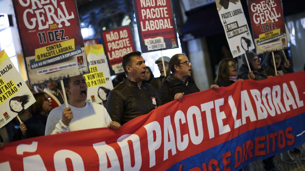 O secretário-geral da CGTP-IN, Tiago Oliveira (C-E), participa na Arruada de Natal contra o Pacote Laboral organizada pela União dos Sindicatos de Lisboa, pelo: Fim da Precariedade; Acabar com o Desemprego; Pelo Direito à habitação; Aumento dos salários e pensões, em Lisboa, 3 de dezembro de 2025. MIGUEL. A. LOPES/LUSA