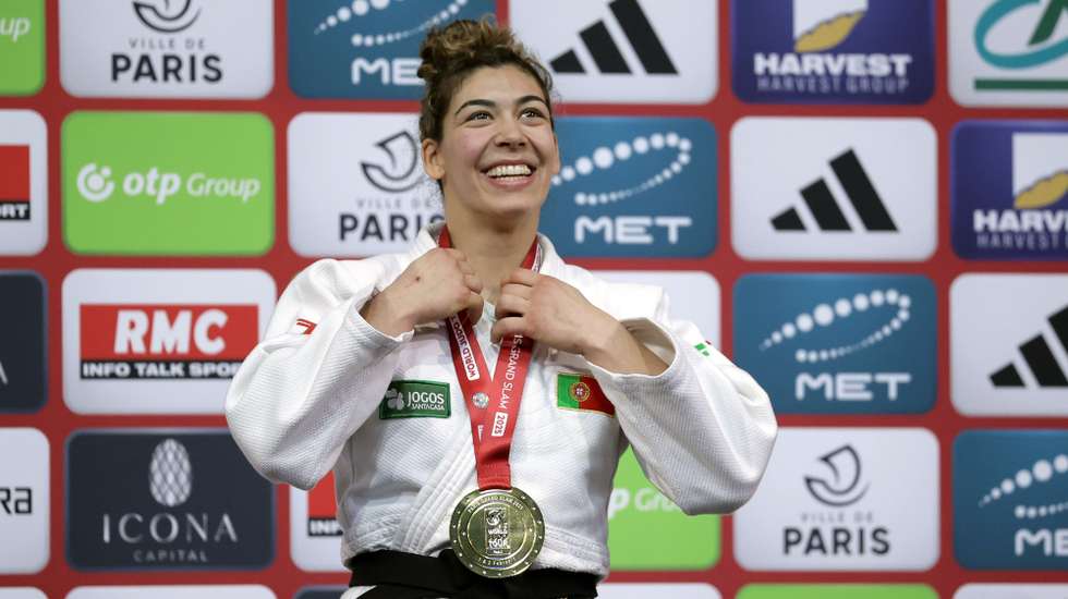 epa11870859 Gold medallist Patricia Sampaio of Portugal celebrates on the podium of the women's -78kg category at the Paris Judo Grand Slam in Paris, France, 02 February 2025.  EPA/CHRISTOPHE PETIT TESSON