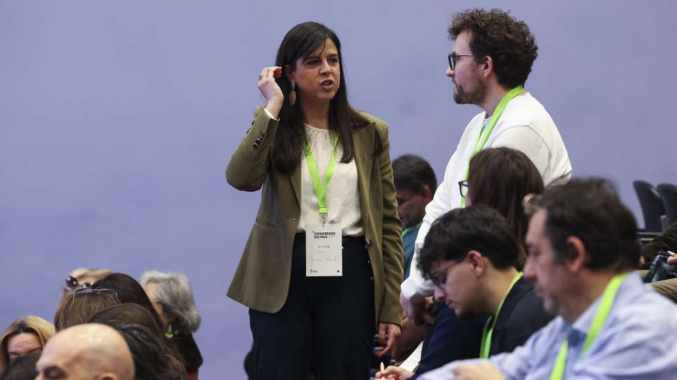 A porta-voz do PAN – Pessoas-Animais-Natureza, Inês Sousa Real (C), com elementos do partido à chegada para a sessão de abertura do X Congresso Nacional do PAN, em Coimbra, 20 de dezembro de 2025. PAULO NOVAIS/LUSA