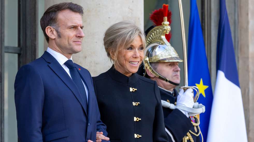 epa12646442 French President Emmanuel Macron (L) and his wife Brigitte Macron (C) prepare to welcome Spain's King Felipe VI at the Elysee Palace in Paris, France, 13 January 2026.  EPA/CHRISTOPHE PETIT TESSON