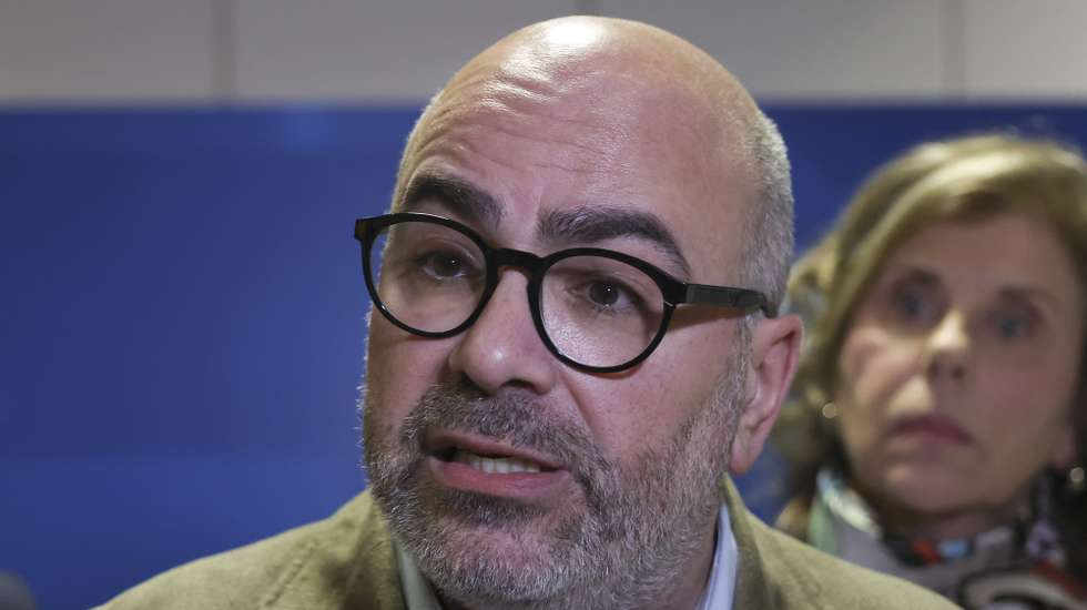 O ministro das Infraestruturas e Habitação, Miguel Pinto Luz, fala aos jornalistas  após uma reunião no âmbito do trabalho de acompanhamento e monitorização dos efeitos da tempestade com diversas entidades, em Lisboa, 9 de fevereiro de 2026. ANTÓNIO COTRIM/LUSA