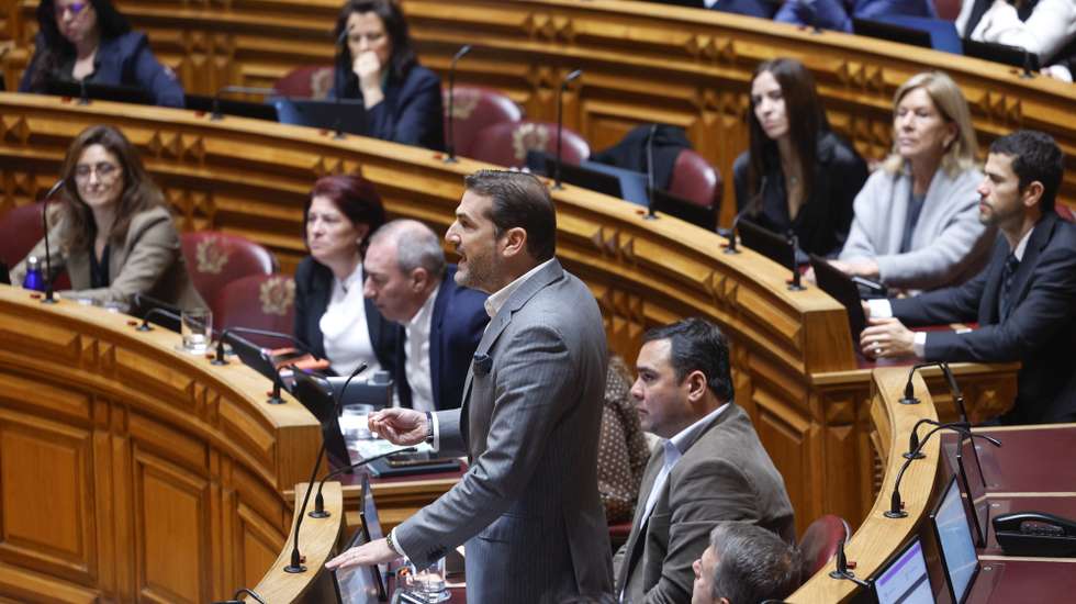 O deputado do Partido Social Democrata, Hugo Soares (C), intervém na sessão plenária, com a presença do ministro Adjunto e da Reforma do Estado, Gonçalo Matias (ausente da foto), na Assembleia da República, em Lisboa, 27 de fevereiro de 2026. ANTÓNIO PEDRO SANTOS/LUSA
