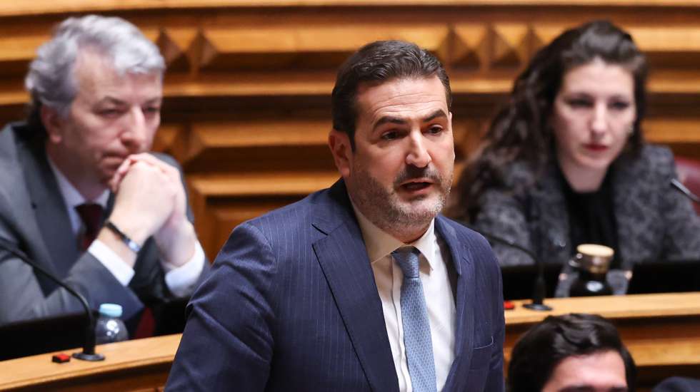 O  líder parlamentar do Partido Social Democrata (PSD), Hugo Soares, intervém durante o debate quinzenal, com a presença do primeiro-ministro, Luís Montenegro (ausente na foto) na Assembleia da República, em Lisboa, 19 de fevereiro de 2026. ANTÓNIO COTRIM/LUSA