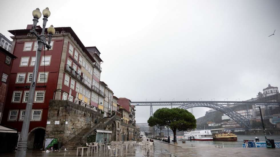 Vista geral da Ribeira do Porto às 15h, durante o recolher obrigatório do estado de emergência no âmbito das medidas de contenção da covid-19, no Porto, 15 de novembro de 2020. Com 191 concelhos em risco em Portugal, o Conselho de Ministros decretou o encerramento de todos os estabelecimentos comerciais e restauração a partir das 13h00 até às 08h00 do dia seguinte, tanto no sábado como no domingo, para além do confinamento obrigatório para toda a população dos concelhos em risco a partir das 13h. MANUEL FERNANDO ARAÚJO/LUSA