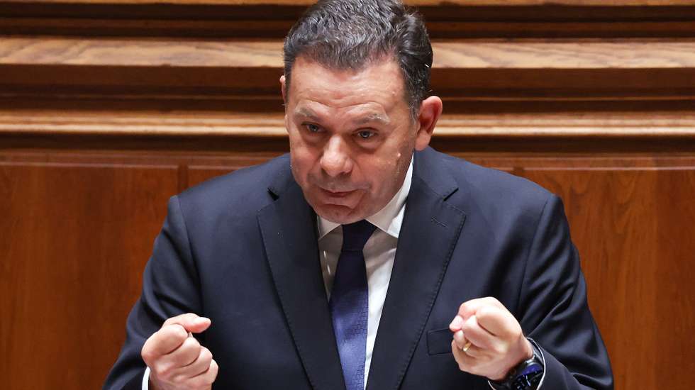 O primeiro-ministro, Luís Montenegro, intervém na sessão plenária na Assembleia da República, em Lisboa, 15 de abril de 2026. ANTÓNIO COTRIM/LUSA