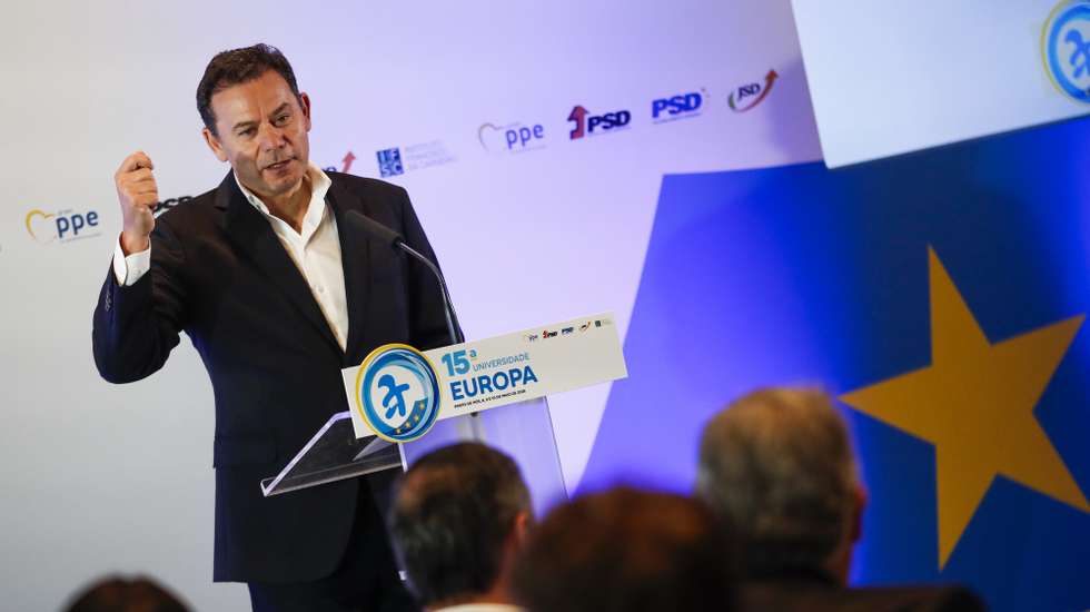O presidente do PSD e primeiro-ministro, Luís Montenegro, discursa durante a sessão de encerramento da 15ª “Universidade Europa”,  promovida pela JSD, pelo PSD, pela Delegação do PSD no Parlamento Europeu, pelo Instituto Francisco Sá Carneiro e pelo Grupo do PPE para aprofundar o estudo das questões europeias, 10 maio 2026 em Porto de Mós, Leiria. PAULO CUNHA/LUSA