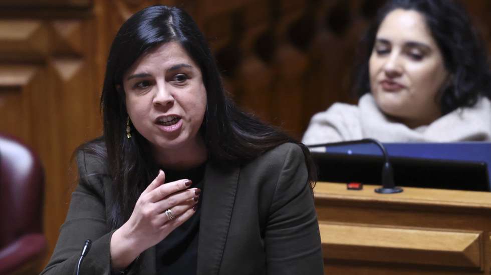 A  porta-voz do Pessoas, Animais e Natureza (PAN), Inês Sousa Real, intervém na sessão plenária com a presença do Primeiro-Ministro, na Assembleia da República, em Lisboa, 21 de janeiro de 2026. ANTÓNIO COTRIM/LUSA