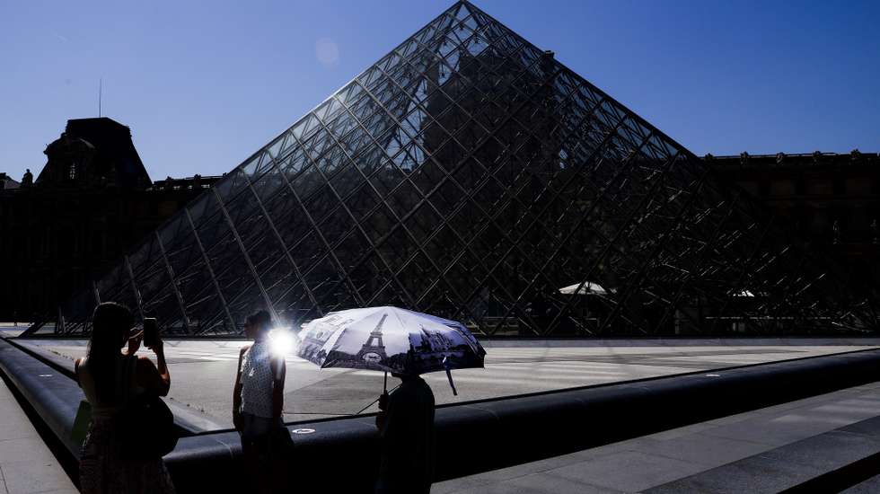 epa13060856 Tourists visit the Louvre Museum on one of the hottest days on record in Paris, France, 24 June 2026. Due to high temperatures, the Louvre Museum is closing its doors in the afternoon until the heat wave ends. Since the beginning of the week, France has been experiencing unusually high temperatures for this time of year. At least 48 people have died across the country from drowning as they tried to escape the heat, authorities said.  EPA/TERESA SUAREZ