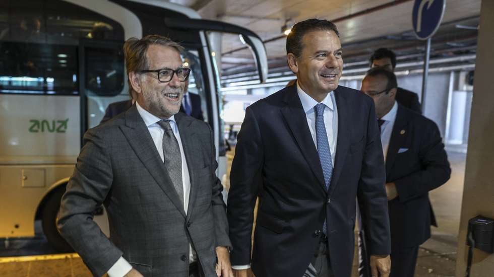 O primeiro Ministro, Luís Montenegro (D) acompanhado pelo ministro da Administração Interna, Luís Neves (E) esta manhã durante uma visita ao Aeroporto de Lisboa, 27 de agosto de 2026. MIGUEL A. LOPES/LUSA