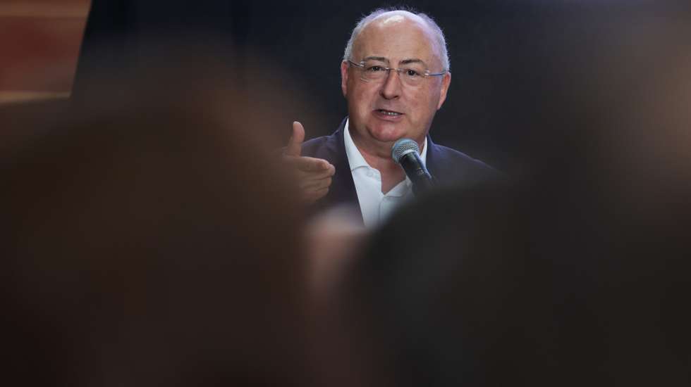 O ministro da Agricultura e Mar, José Manuel Fernandes, discursa na cerimónia de apresentação da fábrica de transformação de amêndoas da empresa Almiberia, em Beja, 30 de setembro de 2026. NUNO VEIGA/LUSA