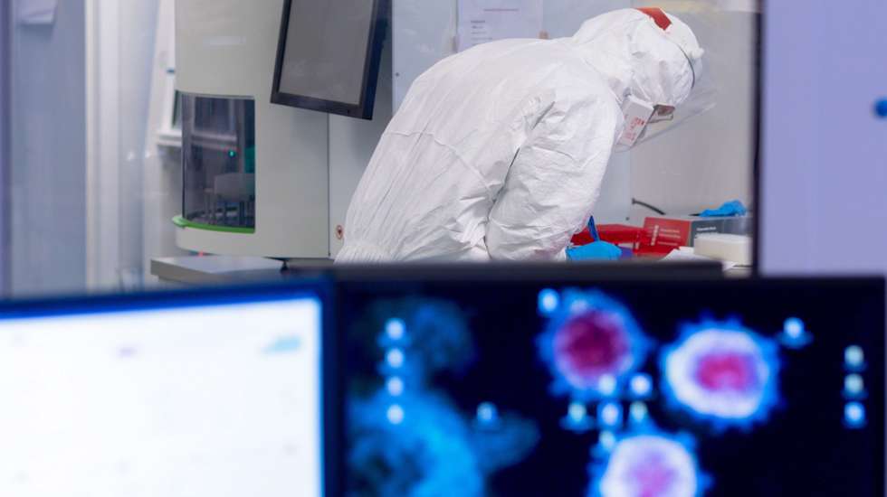 epa08981399 Polish scientists test on the coronavirus variants at the Gyncentrum Laboratory in Sosnowiec, southern Poland, 02 February 2021. Countries around the world are taking increased measures to stem the widespread of the SARS-CoV-2 coronavirus which causes the Covid-19 disease.  EPA/Andrzej Grygiel POLAND OUT
