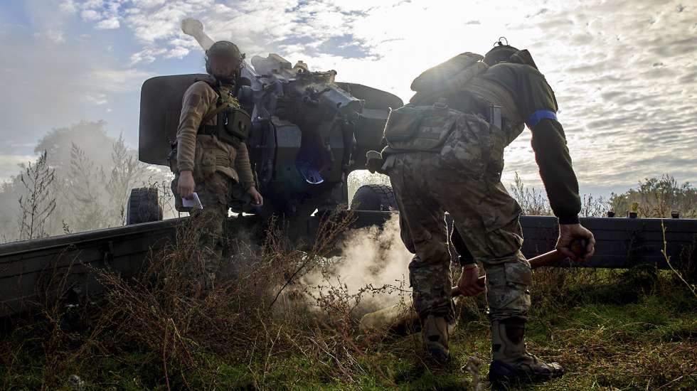 epa10228263 Ukrainian servicemen shoot from a captured Russian 152.4 mm howitzer Msta-B on a front line near the Kupyansk city of Kharkiv's area, Ukraine, 06 October 2022 amid Russia's military invasion. The Ukrainian army pushed Russian troops from occupied territory in the northeast of the country in a counterattack. Kharkiv and surrounding areas have been the target of heavy shelling since February 2022, when Russian troops entered Ukraine starting a conflict that has provoked destruction and a humanitarian crisis.  EPA/SERGEY KOZLOV