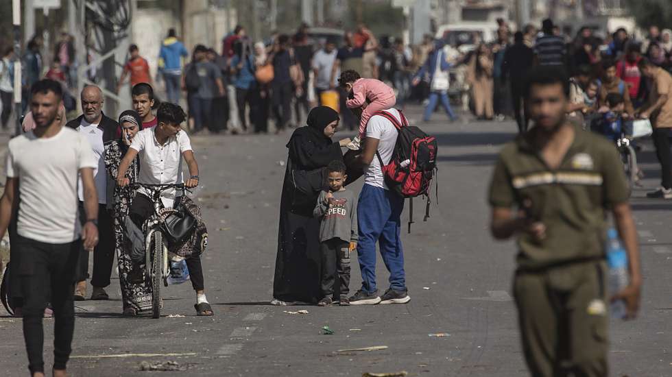epa10966361 Palestinians evacuating to the southern Gaza Strip, make their way along Salah al-Din Street in Bureij, 09 November 2023. More than 10,500 Palestinians and at least 1,400 Israelis have been killed, according to the Israel Defense Forces (IDF) and the Palestinian health authority, since Hamas militants launched an attack against Israel from the Gaza Strip on 07 October, and the Israeli operations in Gaza and the West Bank which followed it.  EPA/HAITHAM IMAD