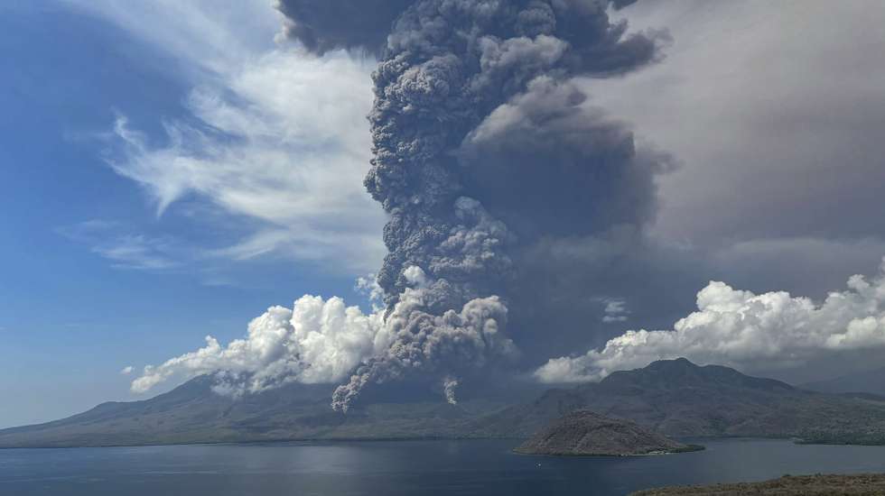 epa11710567 A handout photo made available by the National Board for Disaster Management (BNPB) shows the Lewotobi Laki-Laki volcano spewing volcanic materials during an eruption as seen from Titihena, East Flores, East Nusa Tenggara province, Indonesia, 09 November 2024. The volcano spewed volcanic thick smoke as high as 6000 meters up in the air during the eruption and remains at the highest alert level following the eruption on 04 November that killed nine people according to the Vulcanology and Geological Disaster Mitigation Center (PVMBG).  EPA/BNPB / HANDOUT HANDOUT, EDITORIAL USE ONLY, NO SALESHANDOUT EDITORIAL USE ONLY/NO SALES