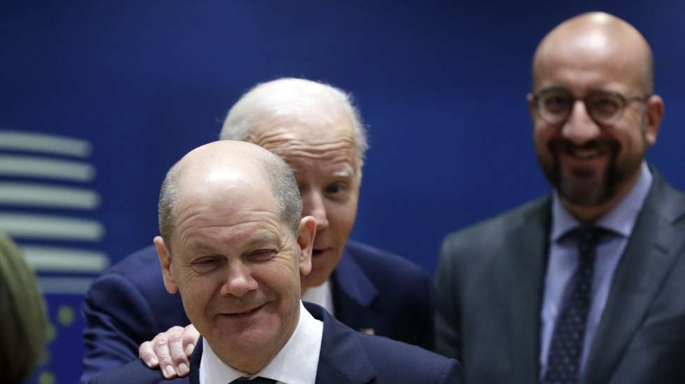 epa09847314 (L-R) German Chancellor Olaf Scholz, US President Joe Biden and Europen Council President Charles Michel at the start of European Council Summit in Brussels, Belgium, 24 March 2022. The European Council summit starts with the participation of US President Joe Biden to address Russia's ongoing military aggression against Ukraine. After that, Head of states will continue discussions on how best to support Ukraine in these dramatic circumstances.  EPA/OLIVIER HOSLET
