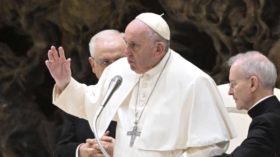 epa10334110 Pope Francis blesses faithful during an audience to members of School of Peace at the Paul VI hall in the Vatican, 28 November 2022.  EPA/MAURIZIO BRAMBATTI ITALY OUT