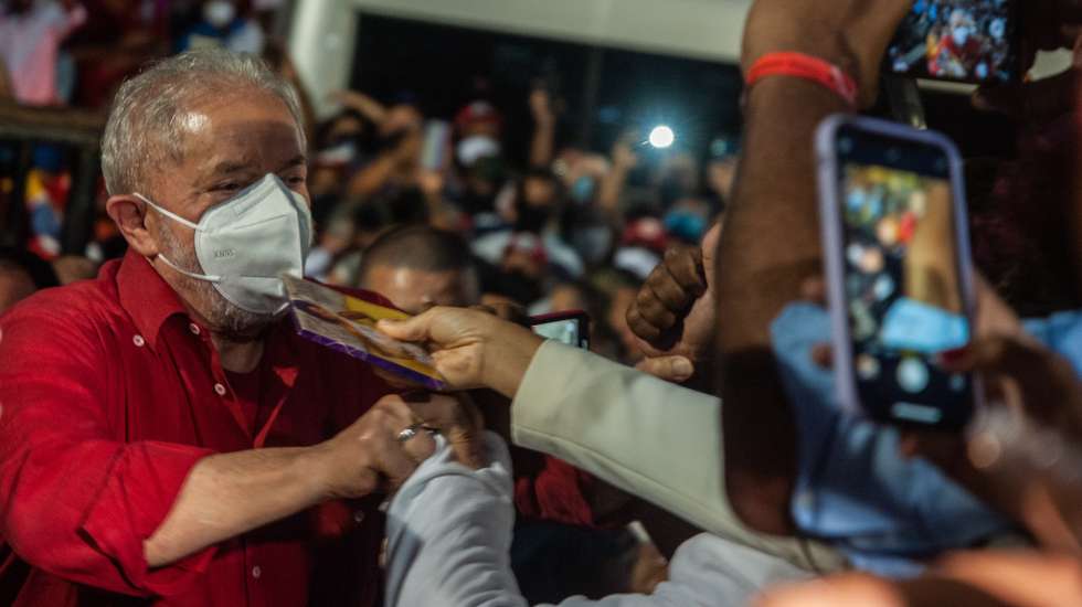 epa09431398 Former Brazilian President Luiz InÃ¡cio Lula da Silva arrives for a meeting with the black movement at the 'Senzala del Barro Preto', headquarters of the Afro ILE AYE troupe, in the city of Salvador, Brazil, 26 August 2021. The former president is on a ten-day tour of six states in the northeast of Brazil, the poorest region of the country and an electoral stronghold of the PT (Workers Party), to meet with political and social leaders.  EPA/Felipe IruatÃ£