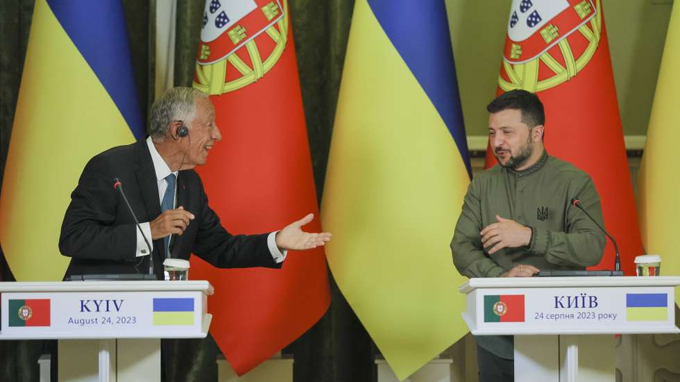 epa10817550 Ukrainian President Volodymyr Zelensky (R) and Portuguese President Marcelo Rebelo de Sousa (L) attend their joint press conference in Kyiv, Ukraine, 24 August 2023. Portuguese President Marcelo Rebelo de Sousa arrived in Kyiv to meet with President Zelensky, top Ukrainian officials, and take part in celebration of the Independence Day to support the country amid the Russian invasion.  EPA/OLEG PETRASYUK 26075
