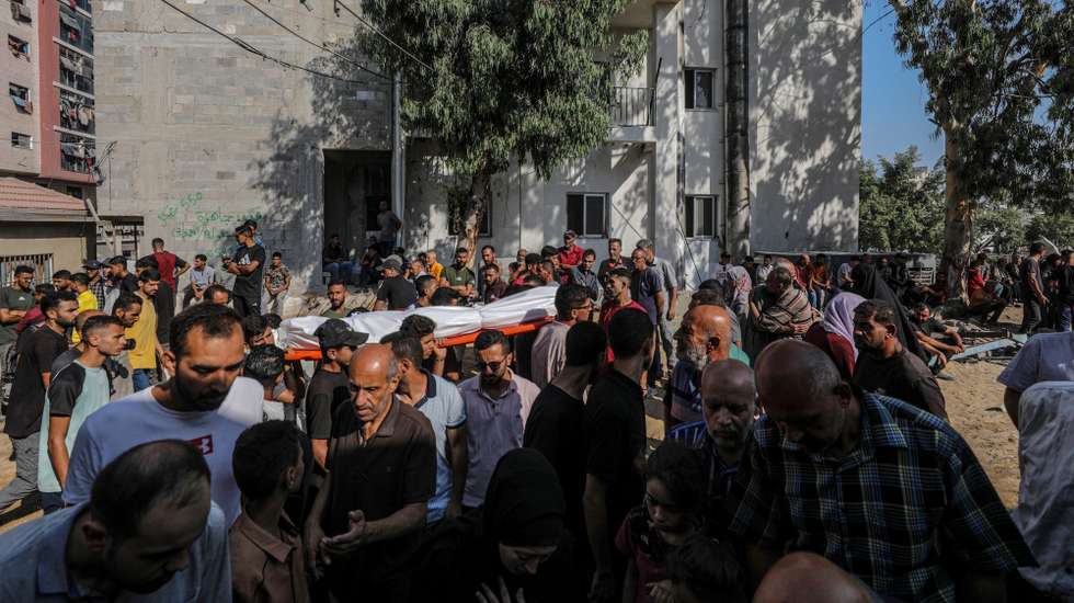 epa12339269 Mourners carry the body of a Palestinian man on a stretcher at Al Shifa hospital in Gaza City, Gaza Strip, 31 August 2025. According to the Palestinian Ministry of Health in Gaza, more than 80 Palestinians were killed in Israeli strikes across Gaza on 30 August. More than 63,000 Palestinians have been killed in the Gaza Strip since October 2023, according to the Palestinian Ministry of Health, and about 1,200 Israelis have been killed since the launch of an Israeli military campaign in response to a cross-border attack by Hamas on 07 October 2023.  EPA/MOHAMMED SABER