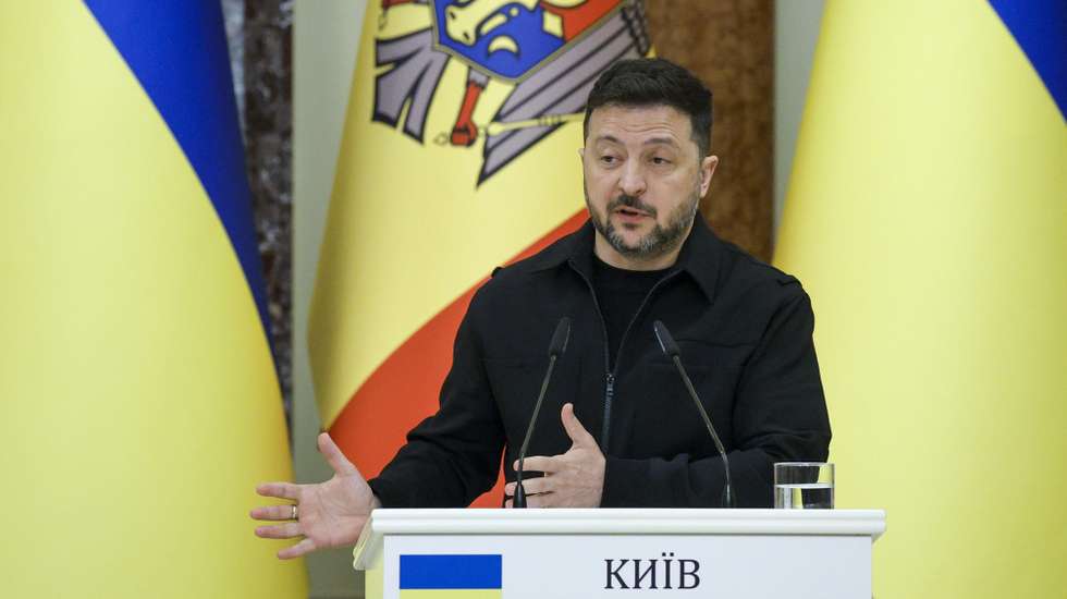 epa12914901 Ukraine's President Volodymyr Zelensky speaks during a joint press conference with Moldovan President Maia Sandu (not pictured) following their meeting in Kyiv, Ukraine, 26 April 2026. Maia Sandu arrived in Kyiv to meet with top Ukrainian officials amid the Russian invasion.  EPA/SERGEY DOLZHENKO