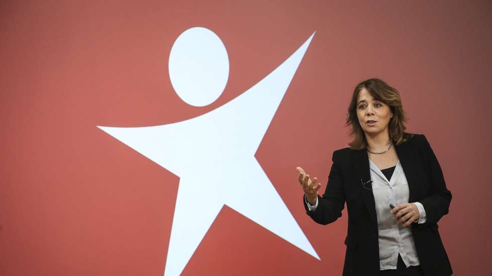 A coordenadora do Bloco de Esquerda (BE), Catarina Martins, discursa durante uma conferência de imprensa para apresentar um conjunto de medidas para proteger quem está em teletrabalho, na sede do partido, em Lisboa, 13 de março de 2021.  RODRIGO ANTUNES/LUSA