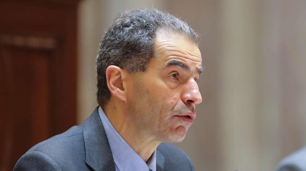 O ministro da Ciência, Tecnologia e Ensino Superior, Manuel Heitor, à chegada para a sua audição perante a Comissão de Educação, Ciência, Juventude e Desporto na Assembleia da República, em Lisboa, 19 de janeiro de 2021. JOÃO RELVAS/LUSA