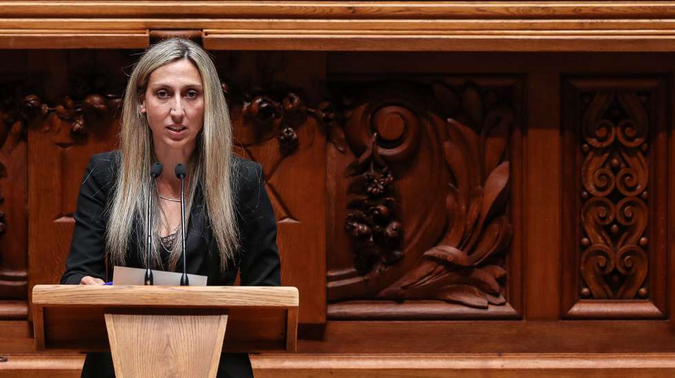 A deputada não inscrita, Cristina Rodrigues, intervém durante o debate parlamentar que tem como tema principal o teletrabalho, na Assembleia da República, em Lisboa, 5 de maio de 2021. MÁRIO CRUZ/LUSA