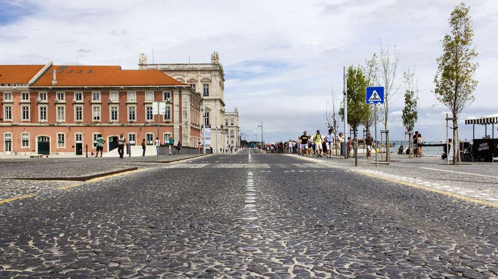 Instalação que pretende homenagear as "vítimas e resistentes de ontem e de hoje" vai ficar de frente para o Tejo