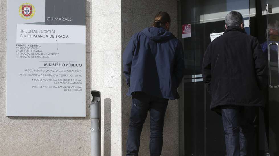 Arguidos à chegada para a leitura do acórdão do caso “operação Fénix”, no Tribunal de Guimarães, 09 de novembro de 2017. O processo envolve 57 arguidos, entre os quais o presidente do FC Porto, Jorge Nuno Pinto da Costa, e um administrador da SAD do Porto, Antero Henrique. Os suspeitos estão acusados de associação criminosa, exercício ilícito de segurança privada, extorsão, coação, ofensas à integridade física qualificada, ofensas à integridade física agravadas, trafico, posse de armas proibidas e favorecimento pessoal. LUSA