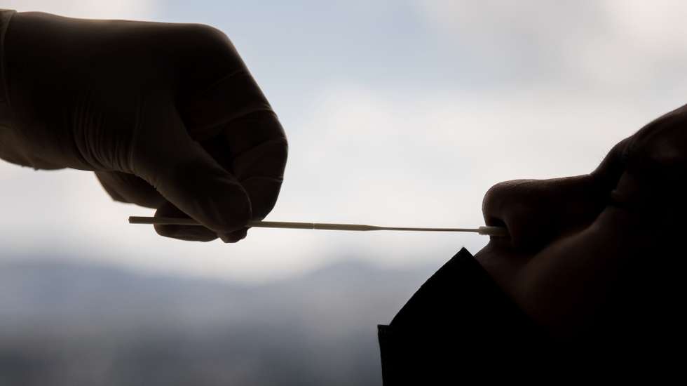 epa09714694 A nurse collects a nasal sample to detect COVID-19, in Caracas, Venezuela, 24 January 2022 (Issued 28 January 2022). A patient with symptoms of covid-19 in Venezuela has to have 40 to 100 dollars to pay for a COVID-19 test  or try find a public center that offers free tests or finally opt for self-diagnosis.  EPA/Miguel Gutierrez