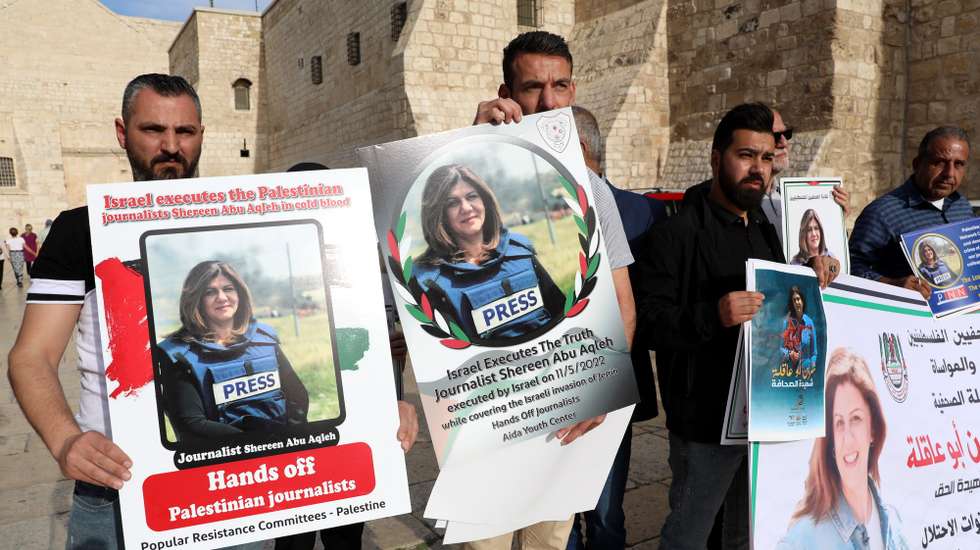 epa09940535 Palestinian journalists protest the death of veteran Al-Jazeera journalist, Shireen Abu Akleh, at the the Church of the Nativity in the West Bank city of Bethlehem, 11 May 2022. According to the Palestinian health ministry, Al Jazeera journalist Shireen Abu Akleh was shot and killed on 11 May 2022 by Israeli forces during an Israeli raid in the West Bank town of Jenin.  EPA/ABED AL HASHLAMOUN