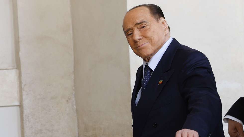 epa10256329 Leader of 'Forza Italia' party Silvio Berlusconi arrives for a meeting with Italian president for the first round of formal political consultations for new government at the Quirinale Palace in Rome, Italy, 21 October 2022.  EPA/FABIO FRUSTACI