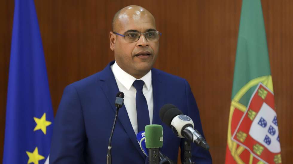 O ministro de Estado, da Família, Inclusão e Desenvolvimento Social de Cabo Verde, Fernando Elísio Freire , intervém durante a assinatura do memorando de entendimento entre Cabo Verde e Portugal sobre mobilidade laboral, na Praia, Cabo Verde, 19 de outubro de 2022. ELTON MONTEIRO/LUSA
