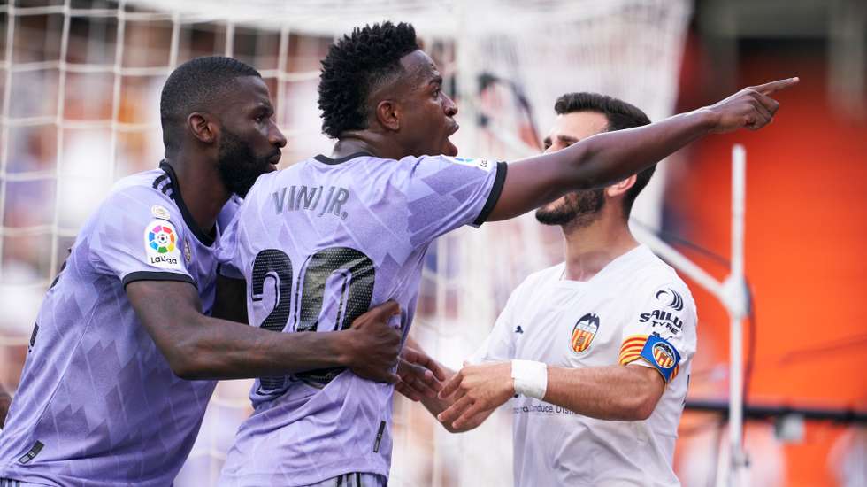 Vinícius Júnior detetou um adepto que proferia insultos racistas, tentou identificá-lo junto do árbitro e ameaçou sair de campo. Ficou e foi expulso nos descontos, por agressão a Hugo Duro