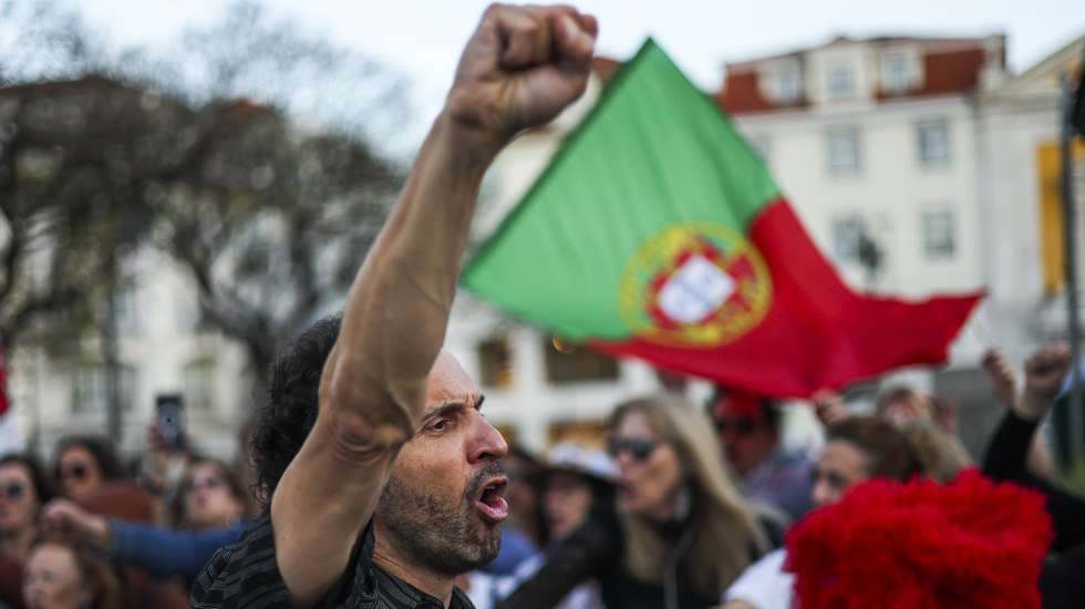 O líder do sindicato STOP, André Pestana, grita palavras de ordem no início de um acampamento de professores durante o qual serão promovidas vigílias e irão participar noutras iniciativas como a manifestação nacional do 25 de Abril, como forma de luta contra “a intransigência da tutela em não devolver os mais de seis anos e seis meses de tempo de serviço congelado, não acabar com os estrangulamentos de acesso aos 5º e 7.º escalões nem com o fim das quotas nas avaliações”, no Rossio, em Lisboa, 24 de abril de 2023. JOSÉ SENA GOULÃO/LUSA