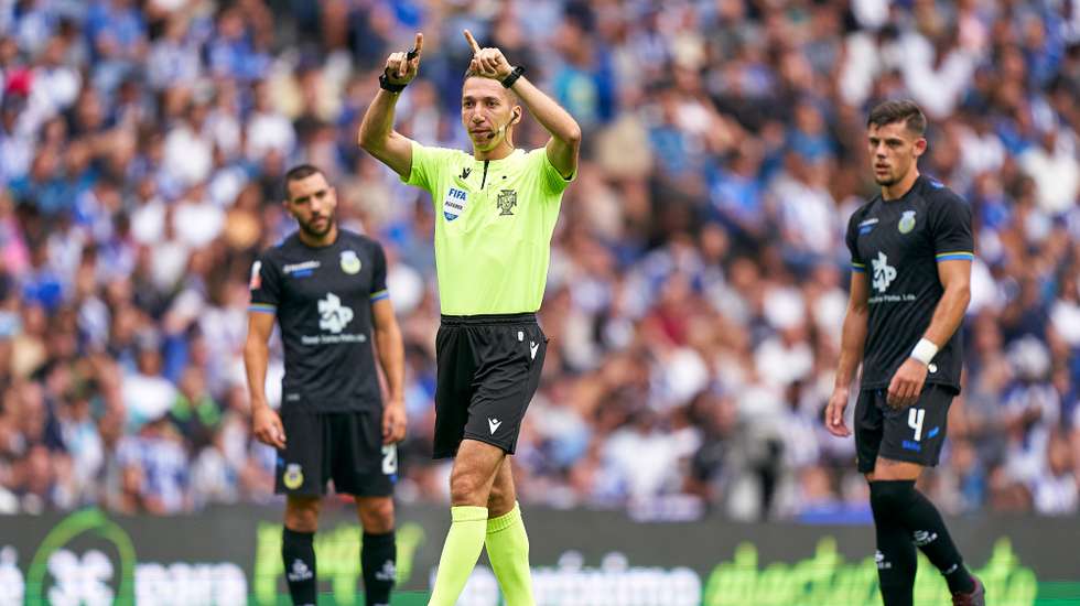 Arbitragem de Miguel Nóbrega no FC Porto-Arouca ficou marcada pela falha nas imagens do VAR no Estádio do Dragão e pelo tempo de compensação na segunda parte que daí resultou