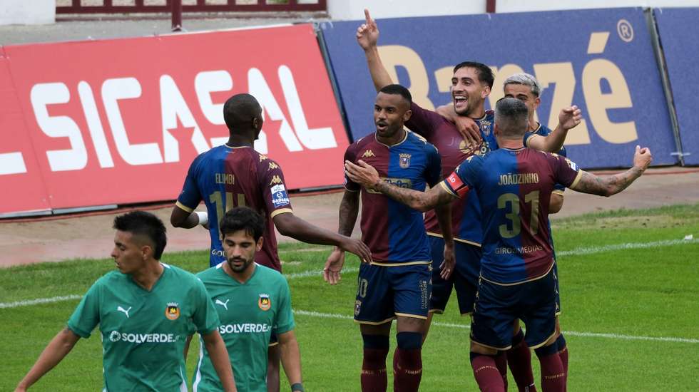 O jogador do Torreense, Tassano, celebra com os colegas de equipa após marcar um golo contra o Rio Ave durante o jogo da 3.ª eliminatória da Taça de Portugal de futebol, realizado no Estádio Manuel Marques, Torres Vedras, 22 de outubro de 2023. CARLOS BARROSO/LUSA