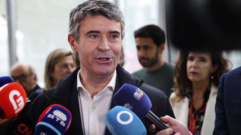 José Luís Carneiro, candidato a secretáeio-geral do Partido Socialista (C) à chegada para participar na reunião da Comissão Política Nacional, em Lisboa, 18 de novembro de 2023. MANUEL DE ALMEIDA/ LUSA