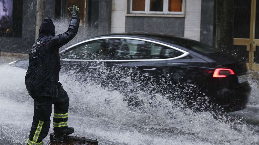 Um bombeiro sapador desentope sarjetas numa área inundada na zona de Benfica em Lisboa, 30 de novembro de 2023. O Instituto Português do Mar e da Atmosfera (IPMA) elevou hoje para laranja o aviso nos distritos de Lisboa, Setúbal e Santarém devido à previsão de períodos de chuva, por vezes forte e persistente. TIAGO PETINGA/LUSA