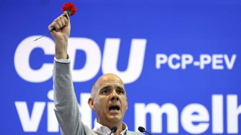 O secretário-geral do Partido Comunista Português (PCP), Paulo Raimundo, discursa durante um almoço-comício de pré-campanha da Coligação Democrática Unitária (CDU), na localidade de Benavila, Avis, 24 de fevereiro de 2024. NUNO VEIGA/LUSA