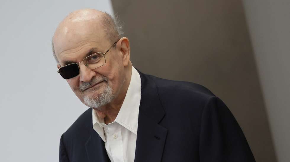 epa10998597 British-American novelist and German Book Trade Peace Prize laureate Salman Rushdie attends a press conference at the International Book Fair Frankfurt 2023 in Frankfurt am Main, Germany, 20 October 2023.  EPA/RONALD WITTEK