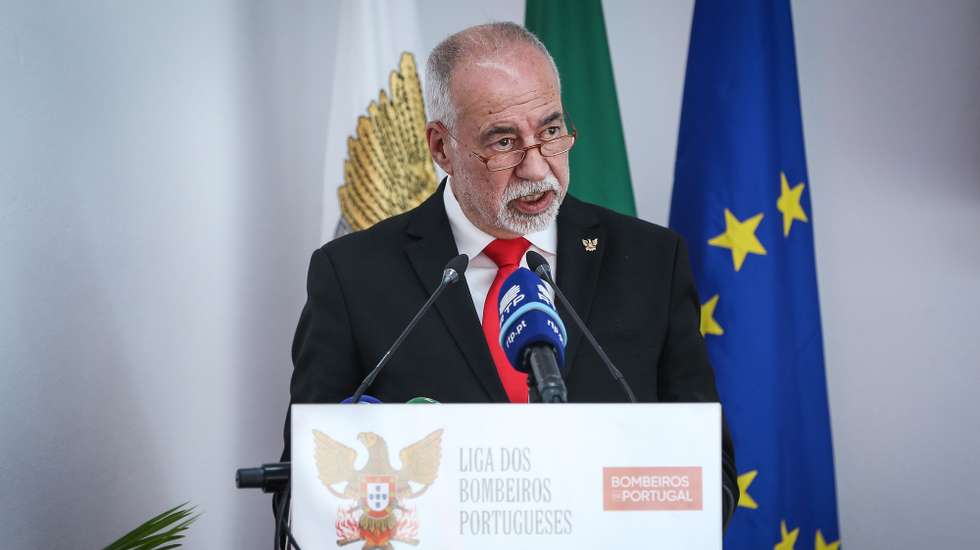 O presidente da Liga dos Bombeiros Portugueses, Antonio Nunes, discursa durante as comemorações dos 120 anos da fundação da Federação dos Bombeiros Portugueses, em Lisboa, 17 de abril de 2024. O encontro assinala igualmente o 50.º aniversário do 25 de Abril de 1974. RODRIGO ANTUNES/LUSA