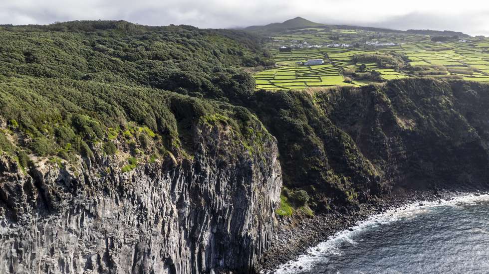 Um sismo com magnitude 4,5 foi sentido nas ilhas Terceira e São Jorge, ao início da manhã de hoje, informou o Centro de Informação e Vigilância Sismovulcânica dos Açores (CIVISA)., Açores, 14 de janeiro de 2024. Segundo a página do CIVISA na Internet, o abalo ocorreu às 07:19 locais (08:19 em Lisboa) e teve o epicentro a cerca de um quilómetro a nor-noroeste (NNW) da Serreta, ilha Terceira. ANTÓNIO ARAÚJO/LUSA