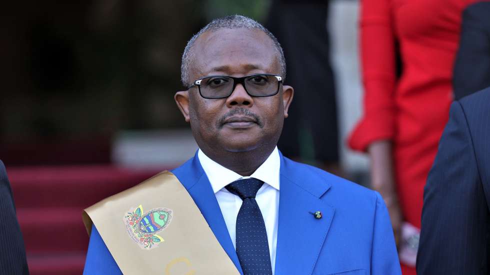 O Presidente da Guiné-Bissau, Umaro Sissoco Embaló, posa durante a cerimónia da entrega da chave da cidade de Maputo, em Moçambique, 20 de junho de 2024. O Presidente da Guiné-Bissau, iniciou na quarta-feira uma visita de Estado de três dias a Moçambique com a cooperação entre os dois países na agenda. LUÍSA NHANTUMBO/LUSA