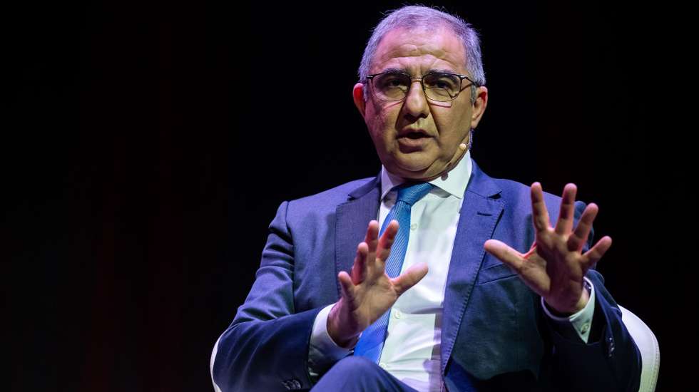 O presidente do Governo Regional da Açores, José Manuel Bolieiro, usa da palavra durante uma conversa com o jornalista da CNN Anselmo Crespo (ausente da foto), subordinada ao tema “Segmentação e Turismo Sustentável”, no âmbito da CNN SUMMIT Portugal Tour, na Bolsa de Turismo de Lisboa, na FIL, em Lisboa, 28 de fevereiro de 2024. JOSÉ SENA GOULÃO/LUSA