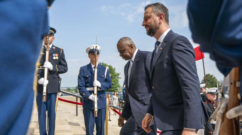 epa11571470 US Secretary of Defense Lloyd Austin (2-R) escorts Polish Defense Minister Wladyslaw Kosiniak-Kamysz (R) through an Honor Cordon, prior to a meeting at the Pentagon in Arlington, Virginia, DC, USA, 29 August 2024. Poland's Prime Minister Donald Tusk recently presented the 2025 national budget, which includes record defense spending of 187 billion zlotys (48.7 billion USD).  EPA/SHAWN THEW
