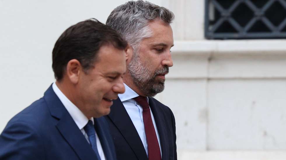 O primeiro-ministro, Luís Montenegro (E), recebe o secretário-geral do Partido Socialista (PS), Pedro Nuno Santos (D), para um encontro no âmbito das negociações do Orçamento do Estado para 2025, na residência Oficial de S. Bento, em Lisboa, 3 de outubro de 2024. MIGUEL A. LOPES/LUSA