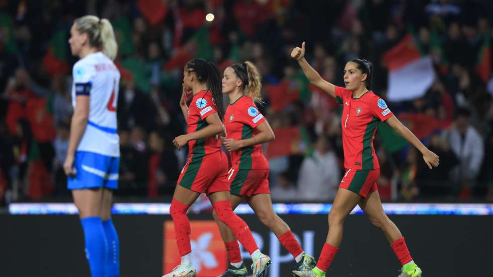 epa11748565 Portugal's Kika Nazareth (R) celebrates scoring the 1-1 equalizing goal during UEFA Women's EURO 2025 playoff match between Portugal and Czechia, in Porto, Portugal, 29 November 2024.  EPA/ESTELA SILVA